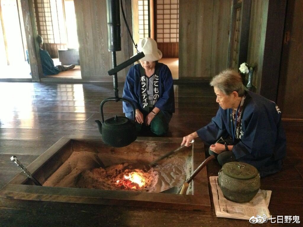 民宅中的工作人员，里面那个老爷爷真的睡着了