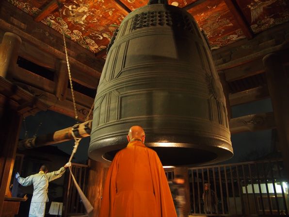 需要注意,敲钟是佛教的仪式,所以只在全国的寺庙进行,神社是不敲钟的.